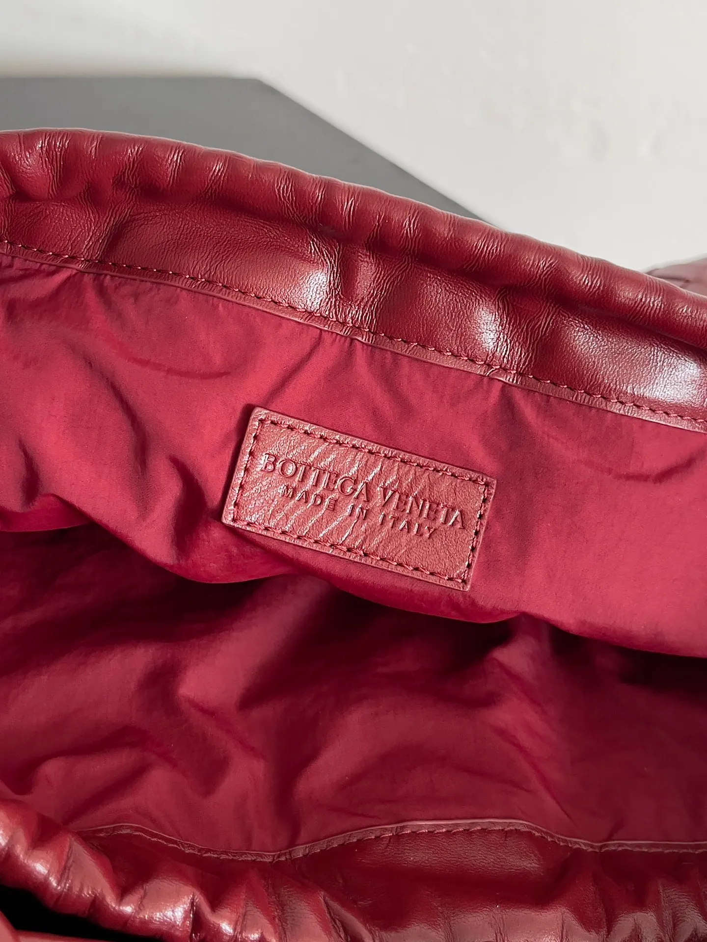 Batch 1560 Armpit bags have become a fashionable item that every girl has in their hands in recent years🛍️. The elegant and simple style has won the love of many people of different ages. However, there is an unavoidable trouble with armpit bags, that is, the capacity is too small, and BOTTEGA VENETA’s new Dustbag Considering people's travel needs, the capacity of garbage bags has been greatly upgraded. Folding umbrellas, water cups, and girls' makeup powder and lipstick can all be accommodated. It is very light and resistant to dirt. Even if you have a lot of things when traveling, it can reduce the burden to a certain extent. The shoulder straps are buckled and can be changed at will. It can be used for hand holding or as the liner of a large bag. After the drawstring is drawn, it looks like a cloud bag. It is very suitable for concave styling when traveling in summer🙋🏻‍♀️ Style number: 796728 Size: 32*23*1cm